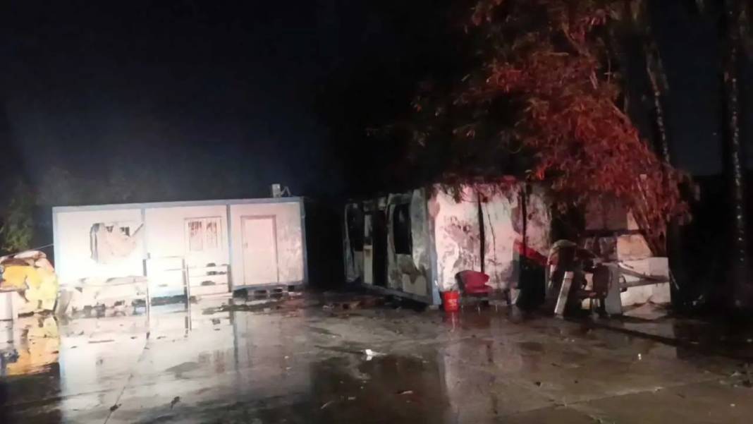 Manavgat'ta Palmiyeleri Tutuşturan Yıldırım Geceyi Aydınlattı! 4